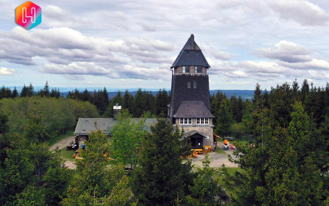 Der Harzer Hexer aus Osterode am Harz wandert zur Hanskühnenburg